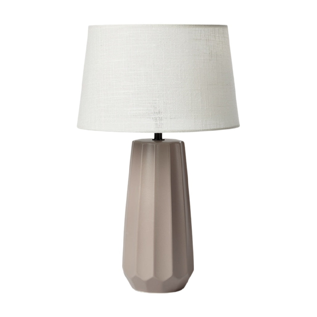 Lampe de table moderne avec abat-jour en lin blanc et base en céramique texturée.